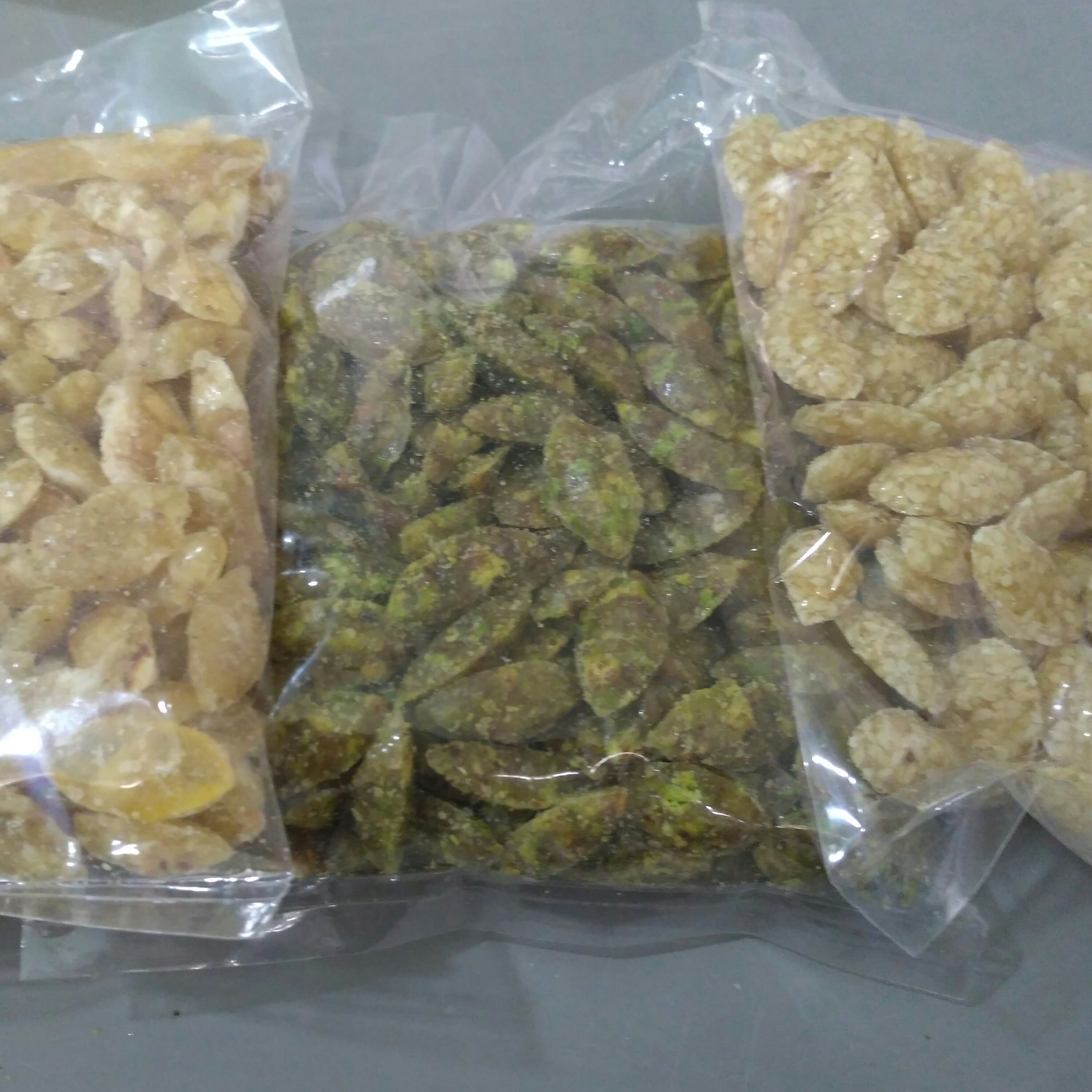 بسته ترکیبی شامل سه بسته چرخی کنجدی چرخی پسته ای وچرخی بادامی