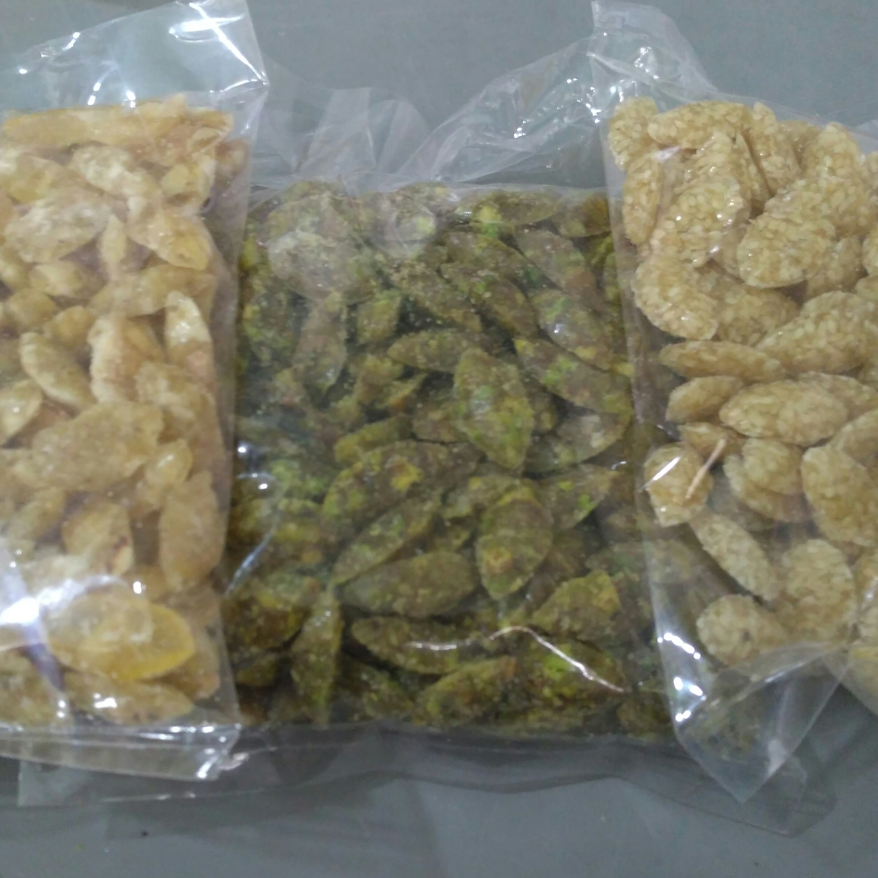 بسته ترکیبی شامل سه بسته چرخی کنجدی چرخی پسته ای وچرخی بادامی