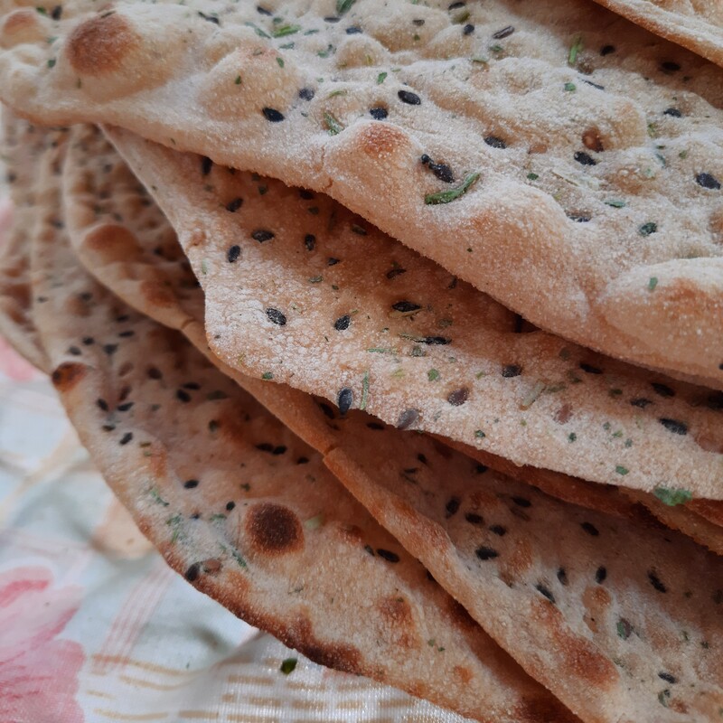 نان کامل - نان سالم اصفهان به همراه کنجد و سبزی و آرد بومی یک دست