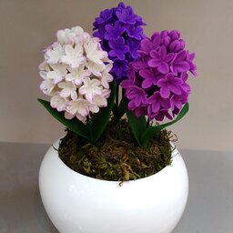 گلدان گل سنبل سه تایی رنگ به سلیقه شما سفارش دهنده عزیز ابعاد کوچک و بزرگ  گل اندازش تغییر نمیکنه گلدان ابعادش تغییر میک