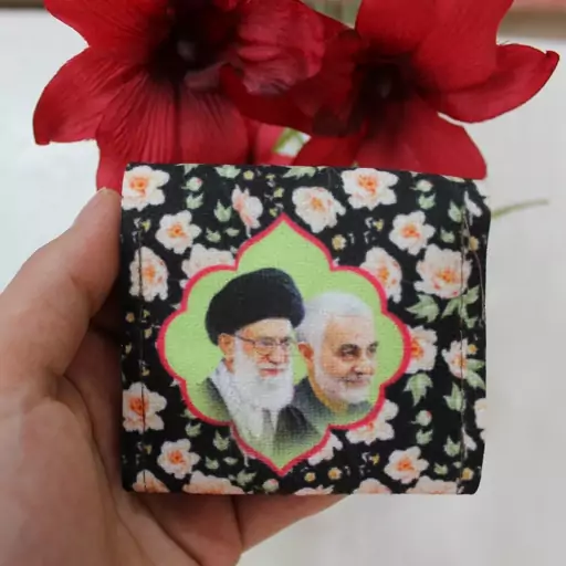 جانماز جیبی دکمه ای پارچه ای طرح حاج قاسم سلیمانی و آیت الله خامنه ای