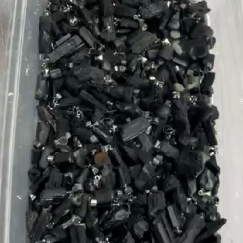 راف سنگ تورمالین سیاه در سایز های متفاوت با حلقه آویز 