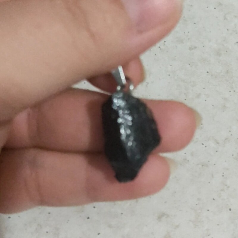 راف سنگ تورمالین سیاه در سایز های متفاوت با حلقه آویز 