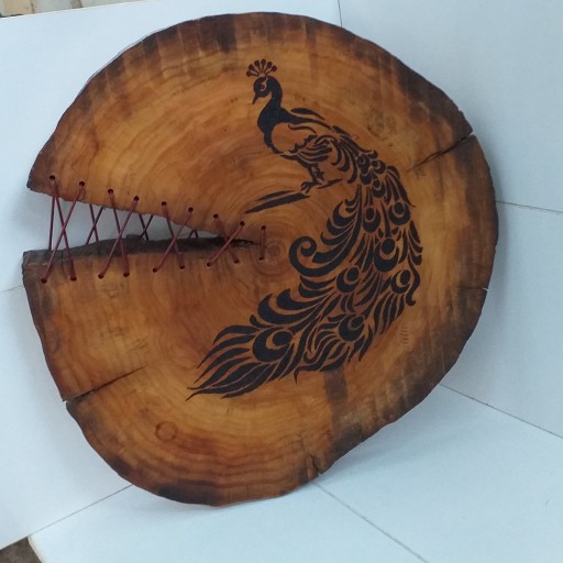 تابلو چوبی سوخته نگاری شده روستیک طرح طاووس روی  چوب کهور و پوشش دهی با روغن گیاهی ممرز