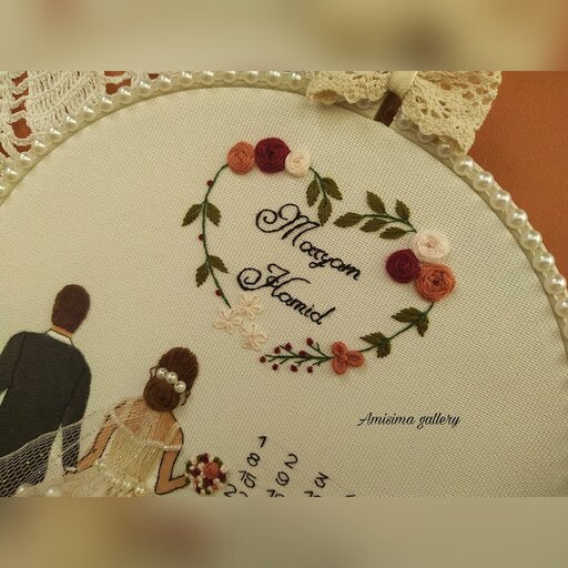 دیوارکوب عروس و داماد یادبود سالگرد ازدواج گلدوزی شده با دست کد 028