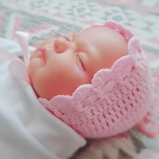 کلاه دستباف نوزادی مدل پرنسسی با کاموا ترک
 در رنگ بندی سفید و صورتی و لیموی
سایز صفر ، یک ، دو موجود است