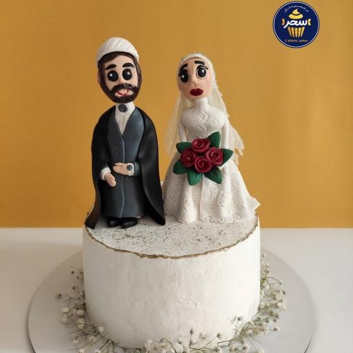 کیک خامه ای یخچال عروس با عروسکای فوندانتی عروس و داماد خوشگلمون