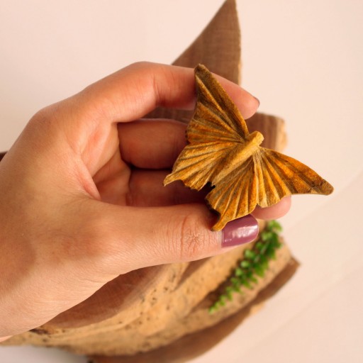 گردنبند چوبی دستساز طرح پروانه زیبا ،ساخته شده با چوب داغداغان ،با رعایت جزییات و ظرافت