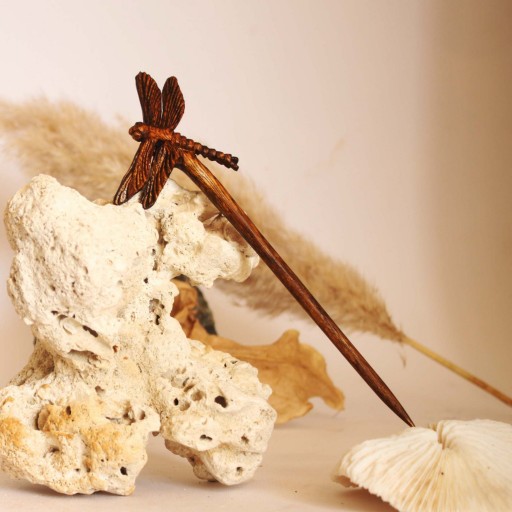 گیره مو سنجاقک دستساز چوبی،ساخته شده با چوب داغداغان،بارعایت جزییات و آناتومی سنجاقک،سبک و مقاوم