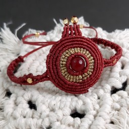 دستبند زنانه دخترانه طرح انار مکرومه بافی شب یلدا رنگ قرمز مهره عقیق قرمز و مهره استیل برای بانوان