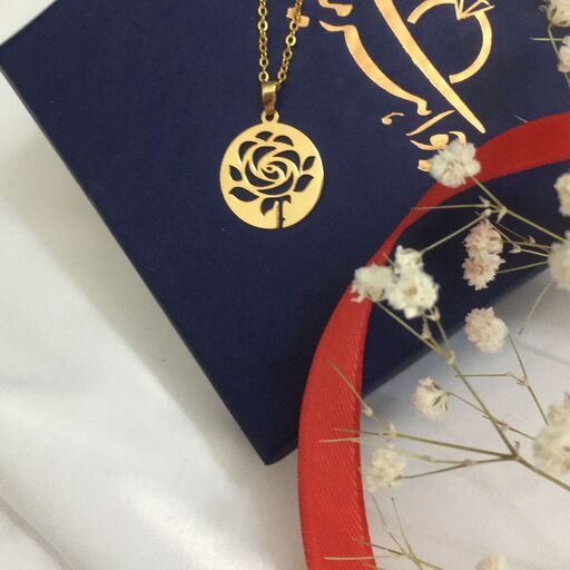 پلاک گل رز جنس نقره با آبکاری طلا 18 عیار و زنجیر جنس استیل رنگ ثابت
