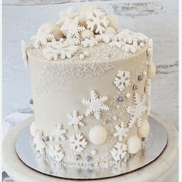کیک دخترانه زمستانی فیلیلنگ موز و گردو و برفهای فوندانتی