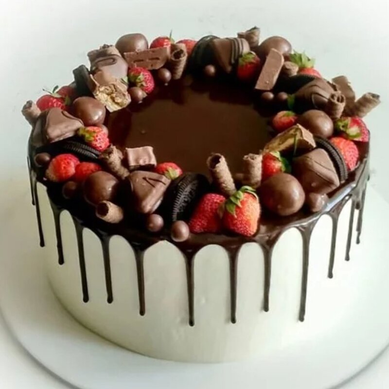 کیک شکلاتی با تزیین توت فرنگی و بیسکوئیت های شکلاتی