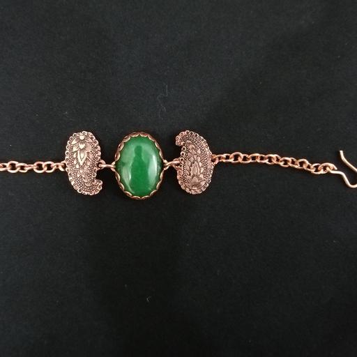 دستبند مس وسنگ سبز با قطعه قلمزنی 