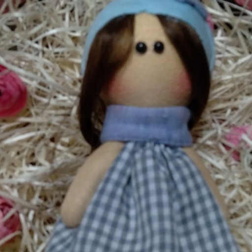 عروسک روسی با پیراهن چهار خونه طوسی و شال و کلاه آبی و موهای قابل انعطاف و حالت پذیر مقاوم به حرارت
