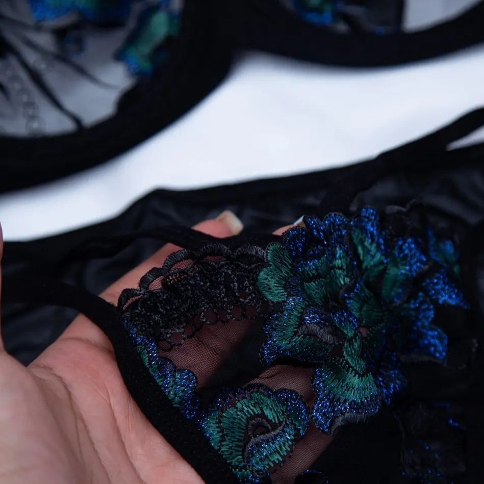 ست شورت وسوتین لباسزیرزنانه  تور ی هفت رنگ هارنس دار (بند تزئینی روی سینه ) کیفیت عالیه