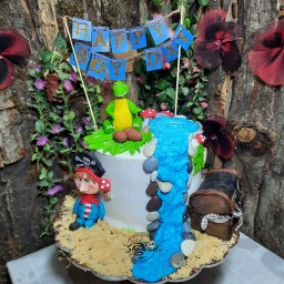 کیک تولد پسرونه
خاص روز پسر
تم دزد دریایی و دایناسور
کیک خامه ای باتاپر فوندانت