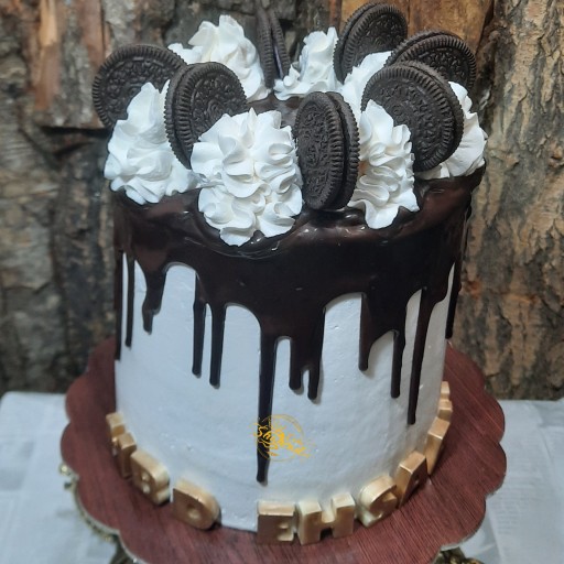 کیک خامه ای باتزیین شکلات و بیسکوییت اورئو