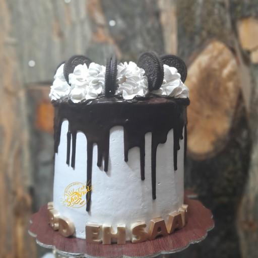 کیک خامه ای باتزیین شکلات و بیسکوییت اورئو