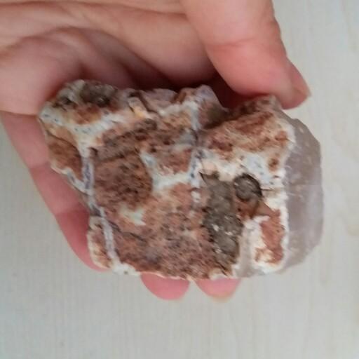 سنگ عقیق آبدار  معدنی و اصل مناسب ساخت نگین یا برای دکوری