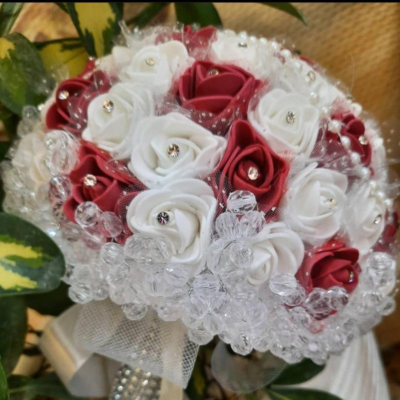 دسته گل عروس فومی زرشکی و سفید با پایه کریستالی