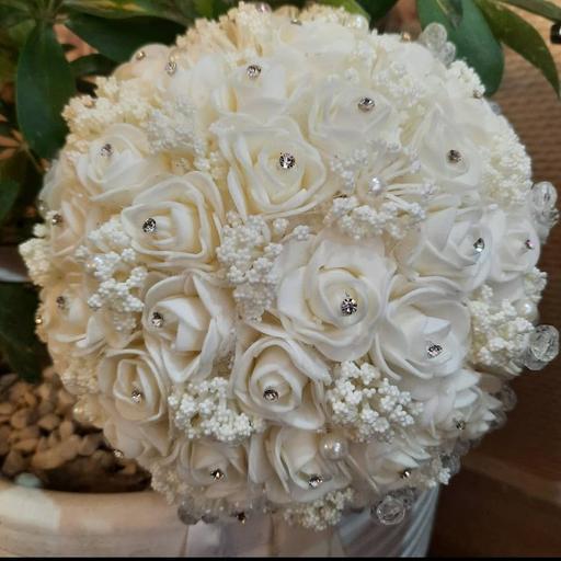 دسته گل عروس فوم نباتی به همراه پفکی با پایه کریستالی