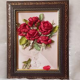گل رز روبانی قرمز رنگ در گلدان نقاشی کادویی 