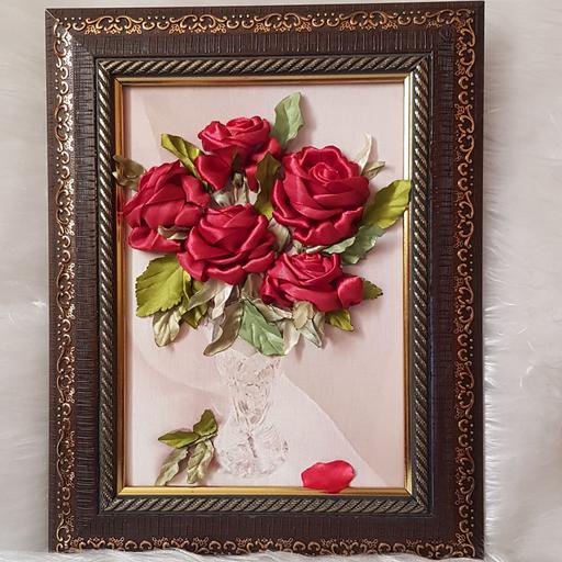 گل رز روبانی قرمز رنگ در گلدان نقاشی کادویی 