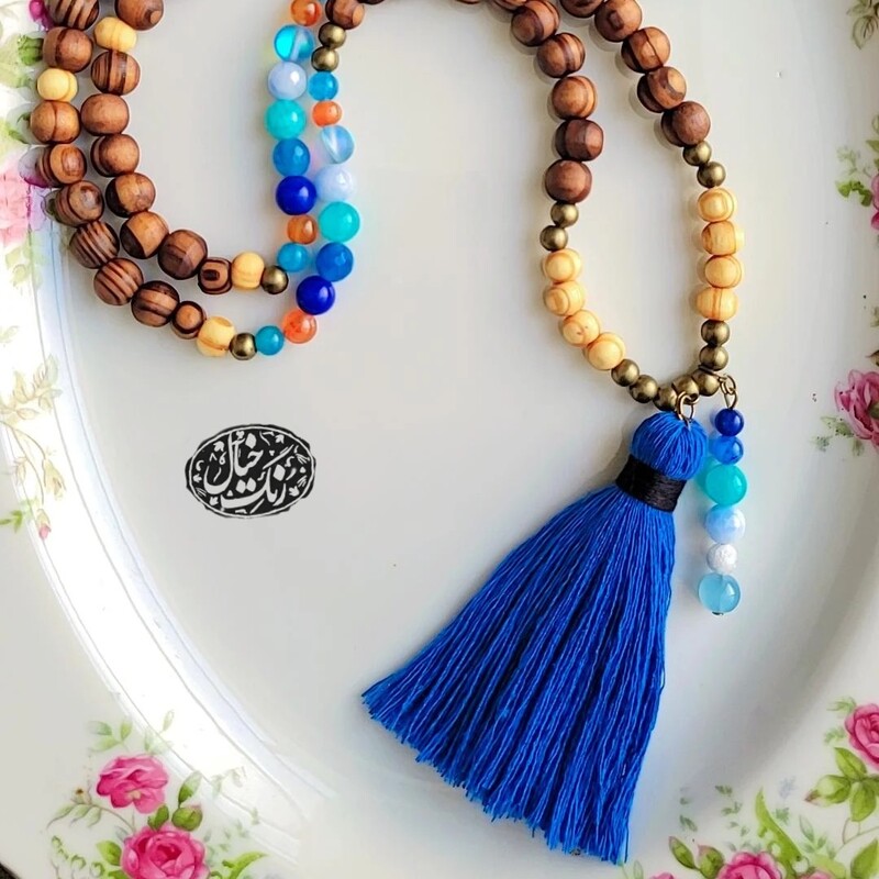 گردنبند سنتی با آویز  منگوله و سنگ های عقیق و مون استون و  مهره های چوی زیتون