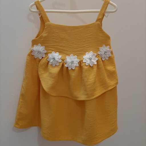 پیراهن دخترانه تابستانی زرد و جذاب گلدار از جنس ابروبادی به همراه تل و شلوارک کش دار مناسب دختر کوچولوهای یک تا سه ساله