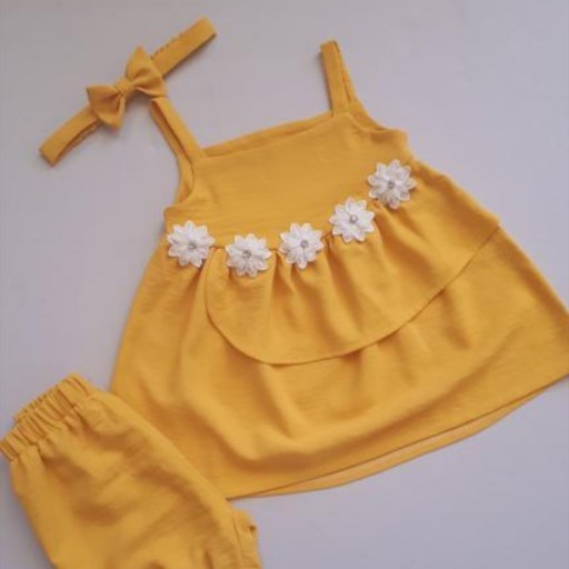 پیراهن دخترانه تابستانی زرد و جذاب گلدار از جنس ابروبادی به همراه تل و شلوارک کش دار مناسب دختر کوچولوهای یک تا سه ساله