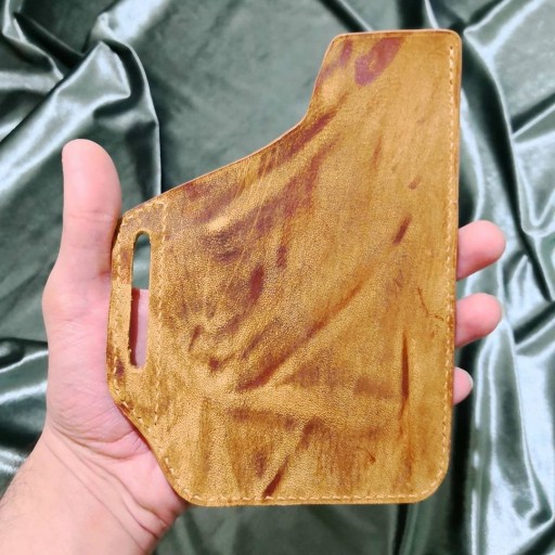 کیف موبایل کمری سکویا ساخته شده از چرم طبیعی شتر رنگ عسلی و دست دوز