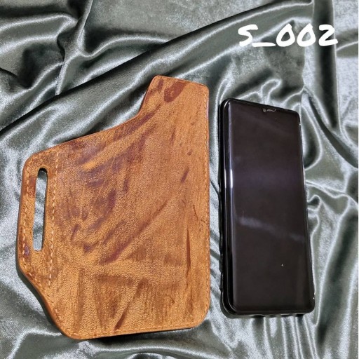 کیف موبایل کمری سکویا ساخته شده از چرم طبیعی شتر رنگ عسلی و دست دوز