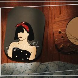 آینه جیبی طرح دختر مومشکی پیکسل ساز/جنس چوبی و نقاشی شده/مناسب برای هدیه دادن و استفاده ی روزانه