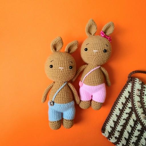 اسباب بازی عروسک بافتنی کاموایی خرگوش شلوار بنددار