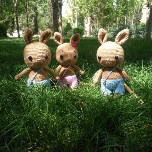 اسباب بازی عروسک بافتنی کاموایی خرگوش شلوار بنددار