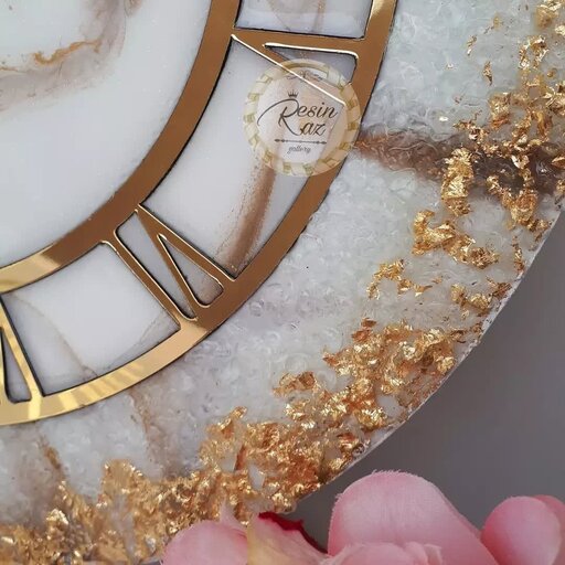 ساعت دیواری رزینی طرح مرمر(ماربل)سفید طلایی قطر 50 کار شده با کریستال و ورق طلا