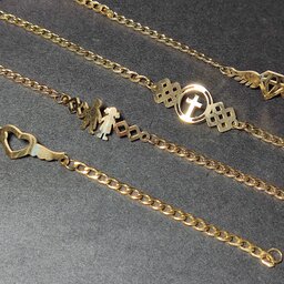 دستبند زنانه استیل طلایی رنگ ثابت دارای طرح های متنوع 