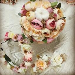 دسته گل عروس به همراه ست کامل تاج و دستبند و گل جیبی
