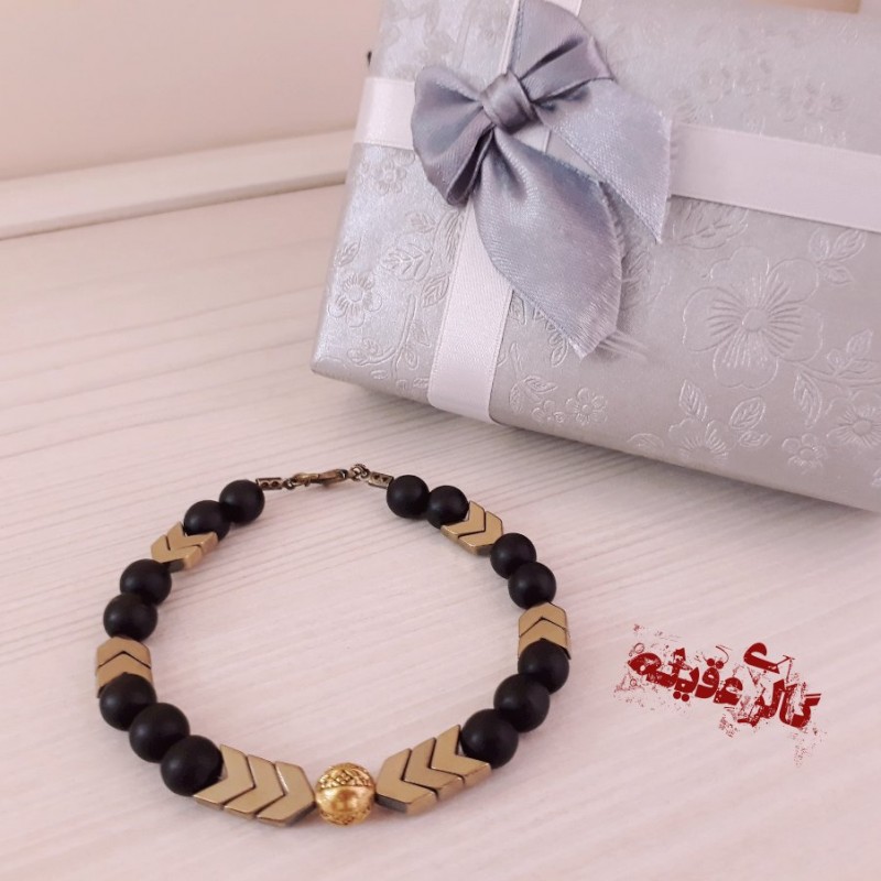 دستبند قفلی سنگ اونیکس و حدید فلشی طلایی اسپرت مردانه و زنانه وزن مناسب رنگ مشکی سایز بزرگسال
