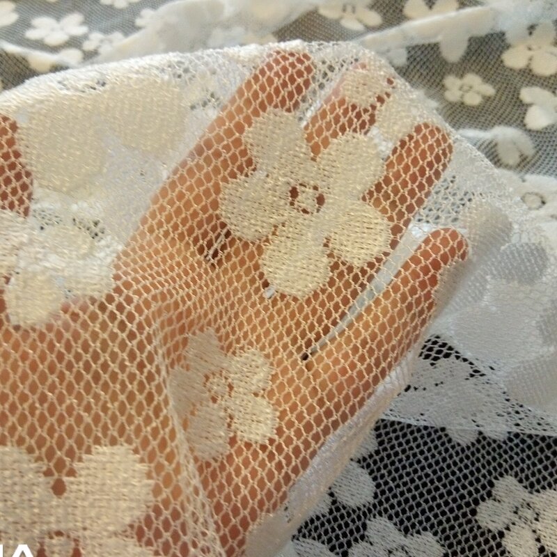 پارچه دانتل کشی گلدار سفید یک متر و 15سانت مناسب دوخت بادی زنانه