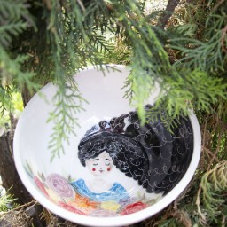 میوه خوری دختری با موهای پریشون( فروش عمده)