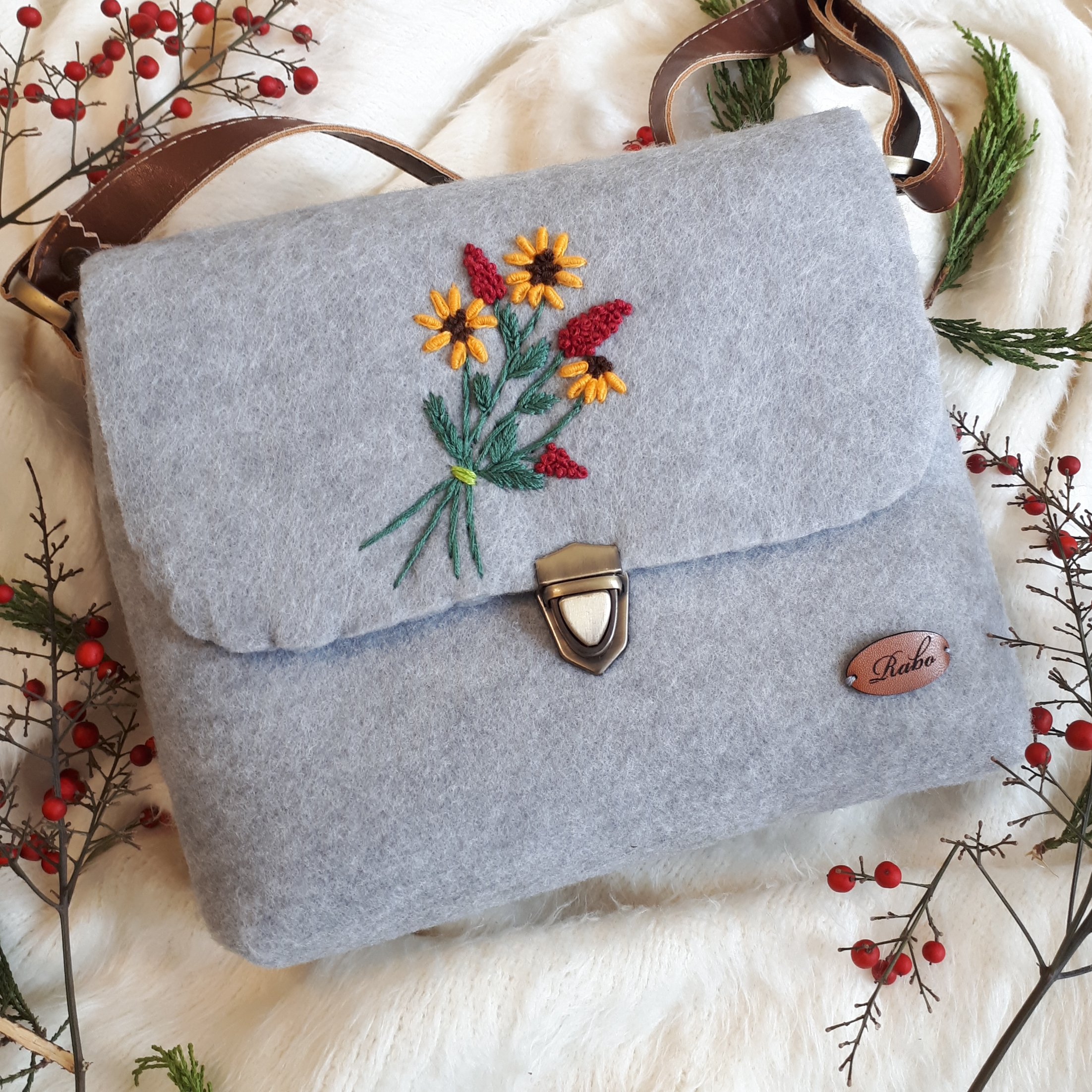 کیف نمدی گلدوزی شده با دست همراه با ست کیف پول