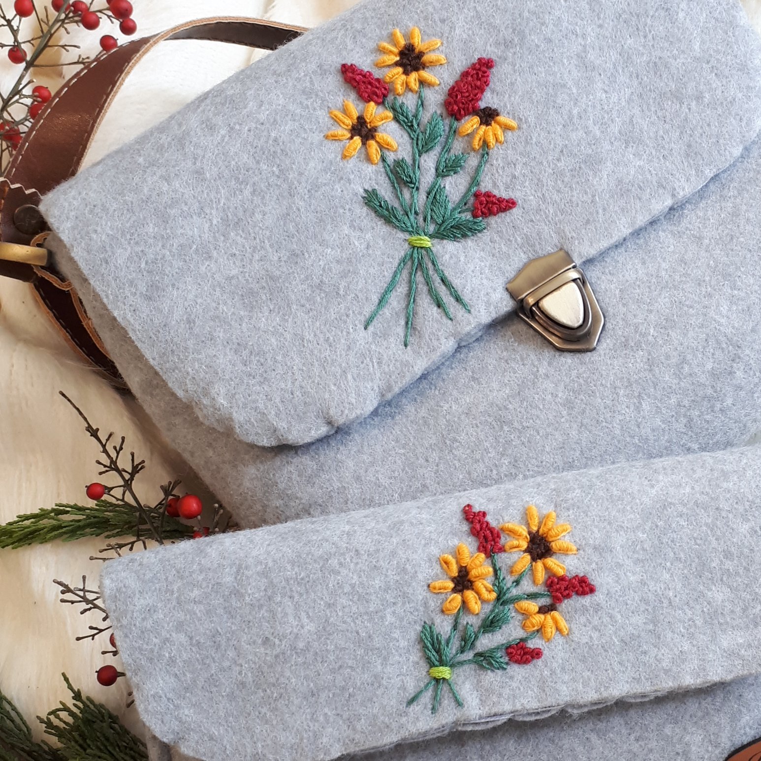 کیف نمدی گلدوزی شده با دست همراه با ست کیف پول