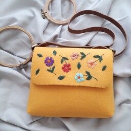 کیف گل های رنگی  نمدی گلدوزی شده با دست همراه با آستر و بند چرمی 