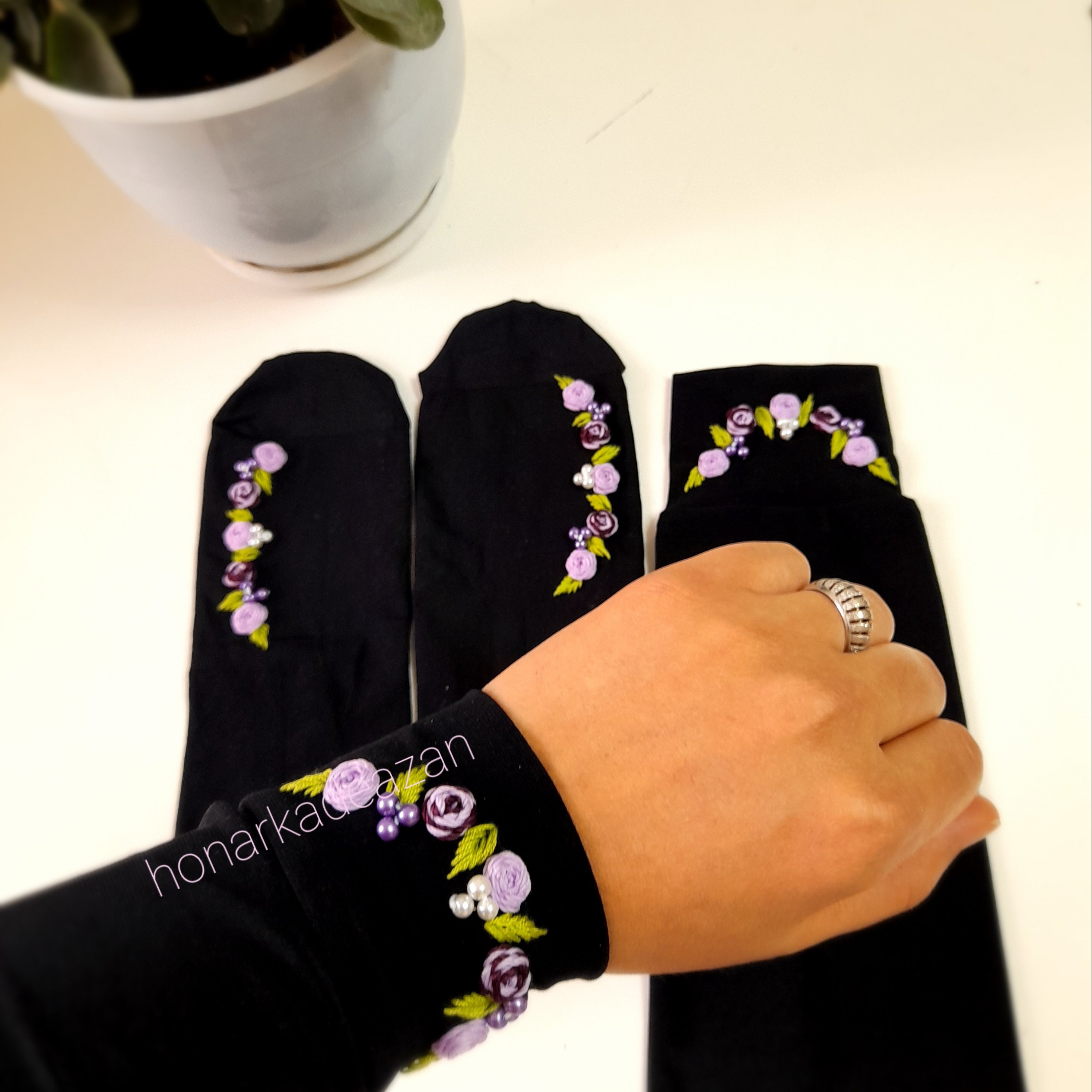 جوراب ساق و ماسک گلدوزی پنج گل یاسی