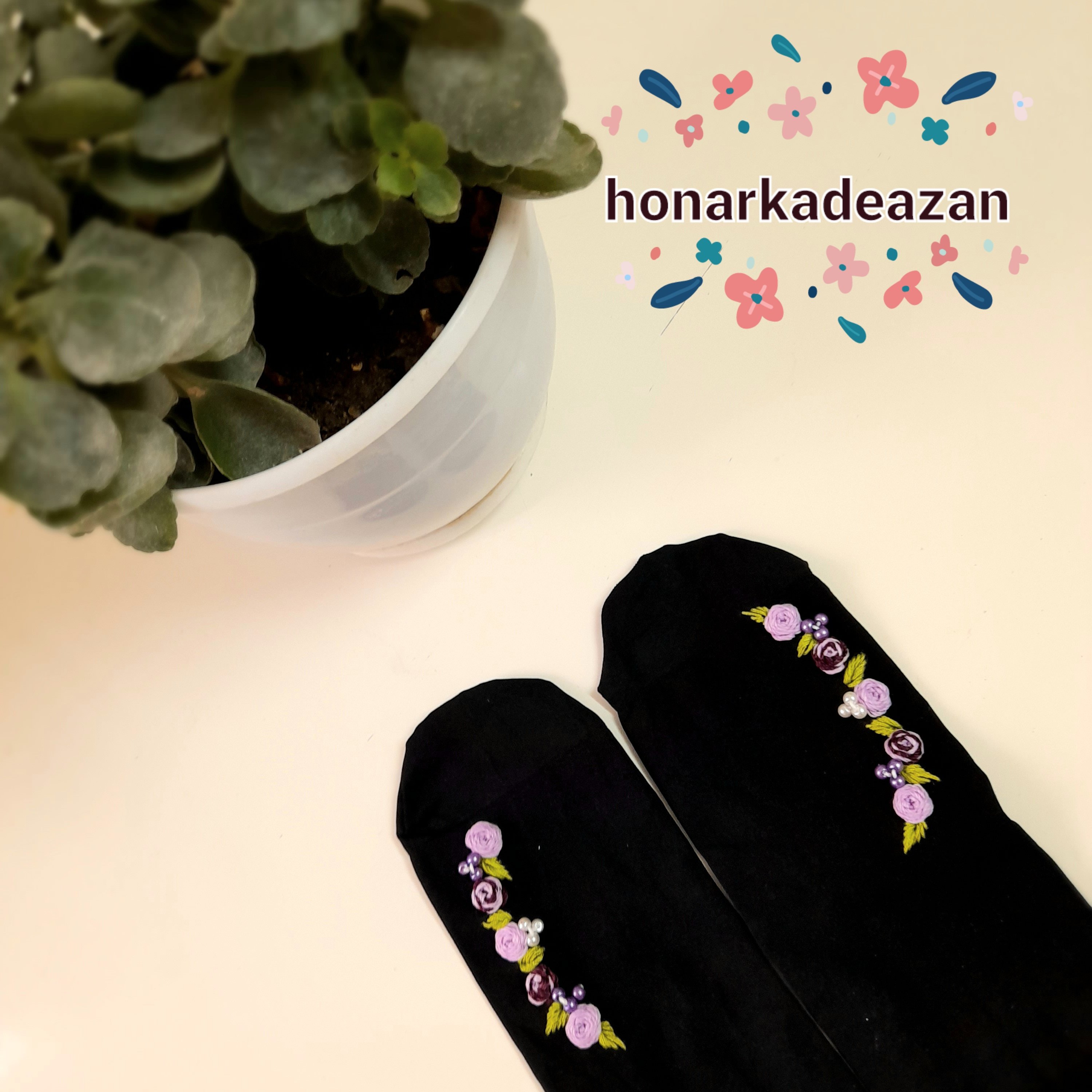 جوراب ساق و ماسک گلدوزی پنج گل یاسی