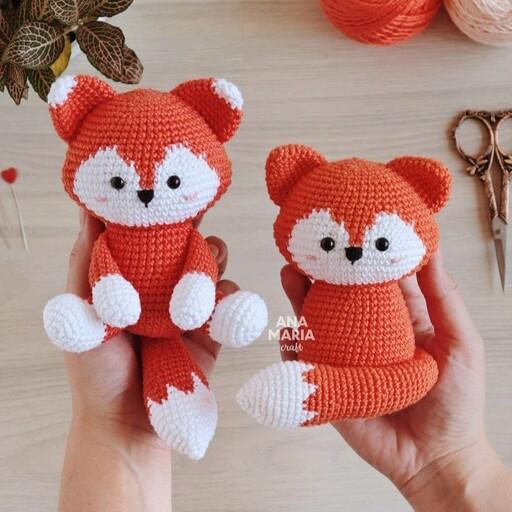 عروسک دستبافت روباه با سایز  تقریبی 25 سانت و قابل سفارش در رنگبندی دلخواه قیمت درج شده مربوط به یک عروسک است 