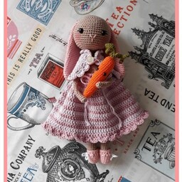 عروسک دستبافت خانم خرگوشه و هویجش با سایز تقریبی 30 سانت و قابل سفارش در رنگبندی دلخواه شما 