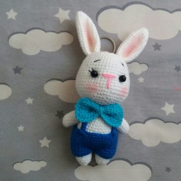 عروسک بافتنی خرگوش با لباس آبی